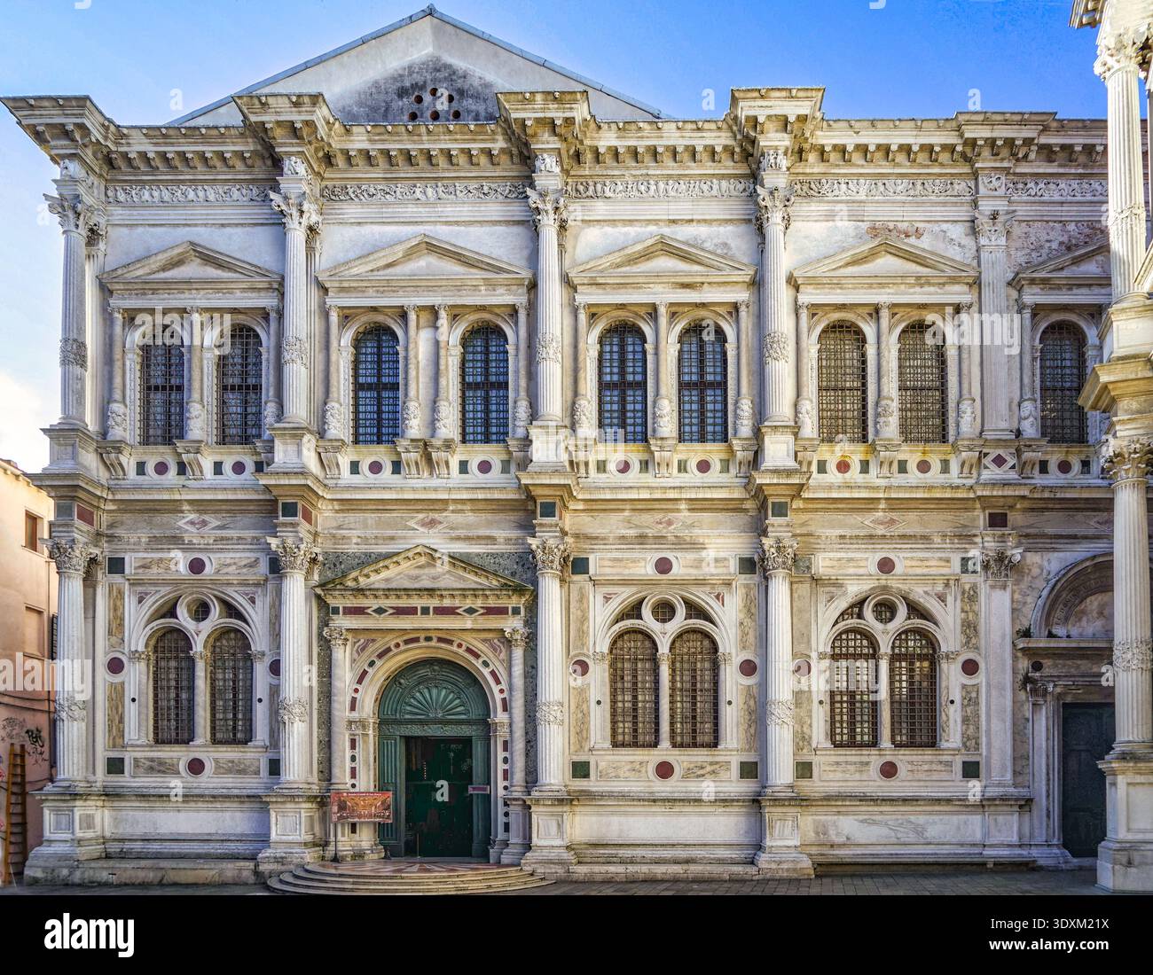 Facciata rinascimentale della Scuola Grande di San Rocco, sede di dipinti di Tintoretto, San Polo, Venezia Foto Stock