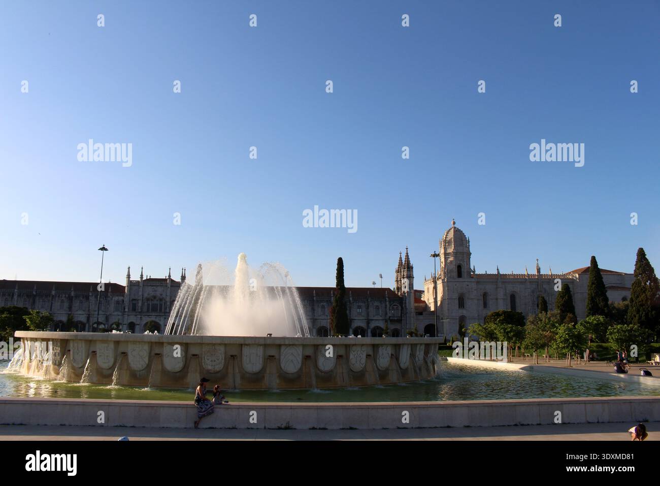 Empire Square Garden Jardim da Praca do Imperio con fontana agosto 2024 Giardino attraverso il Monastero di Jeronimos Foto Stock