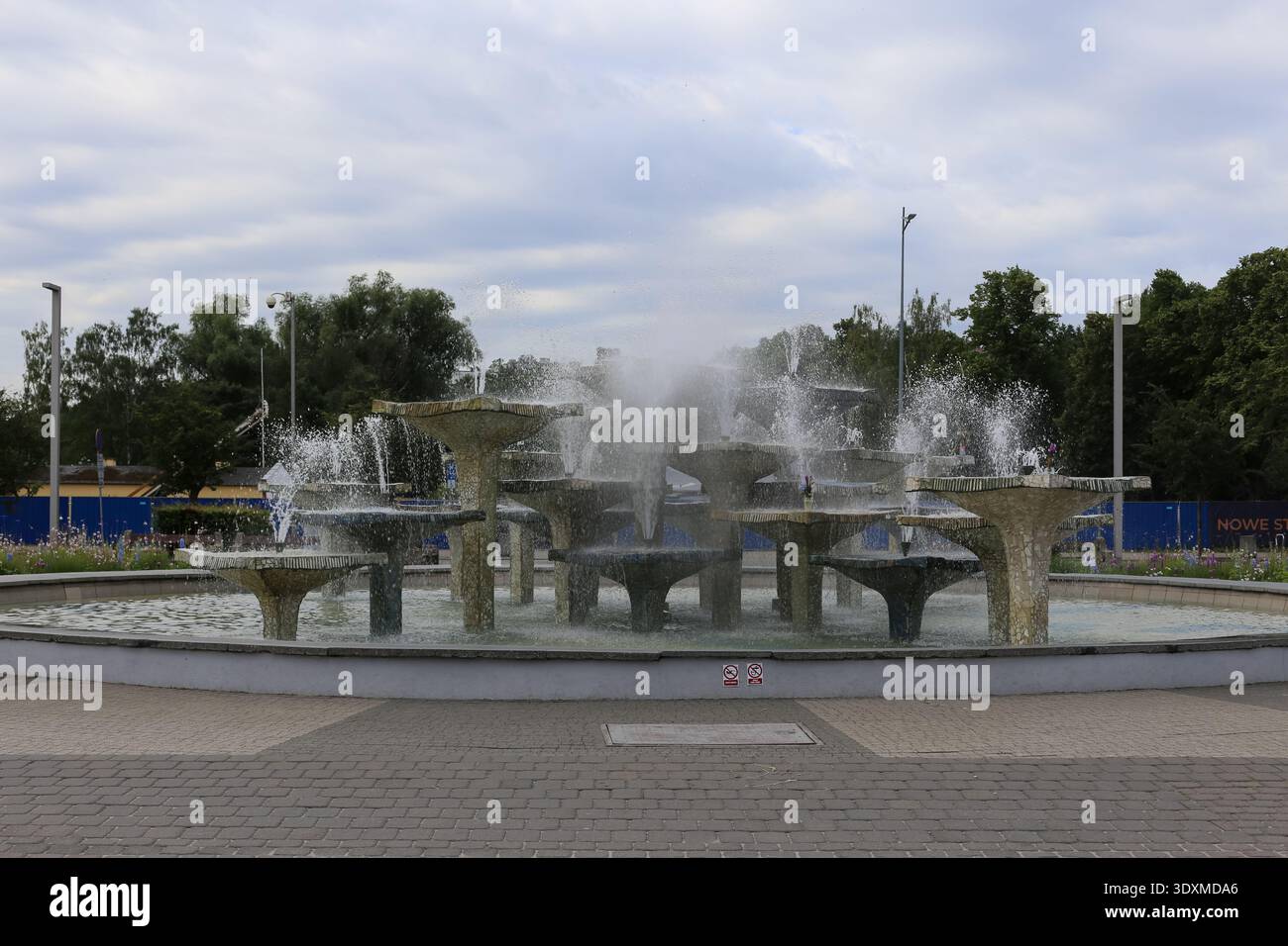 Moderna fontana nel parco cittadino di Gdynia, fontana decorativa e spazio urbano pubblico nella città costiera della Polonia settentrionale. Foto Stock