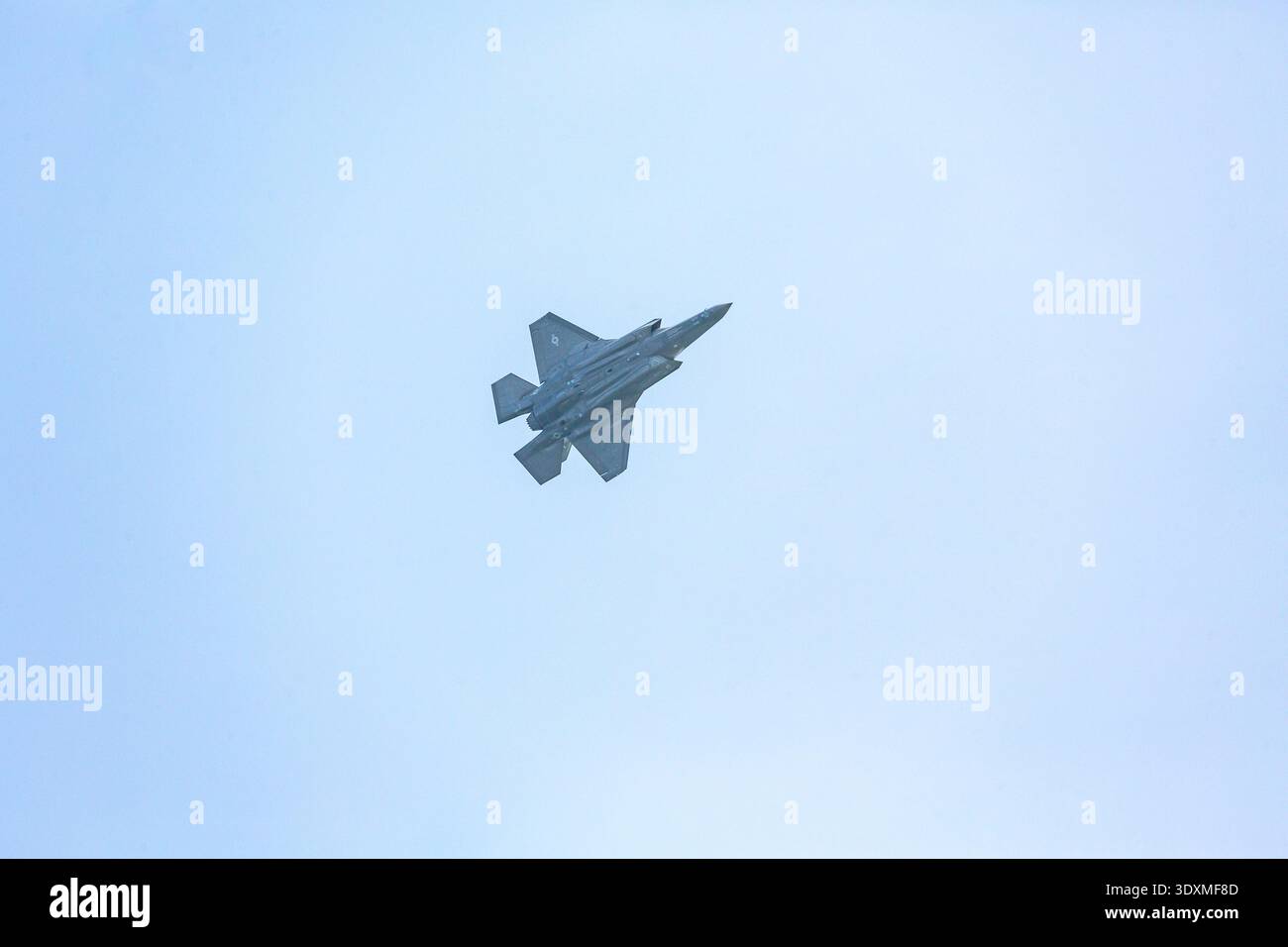 Un caccia F-35 vola nel cielo, mettendo in mostra le sue capacità avanzate e la tecnologia furtiva. Foto Stock