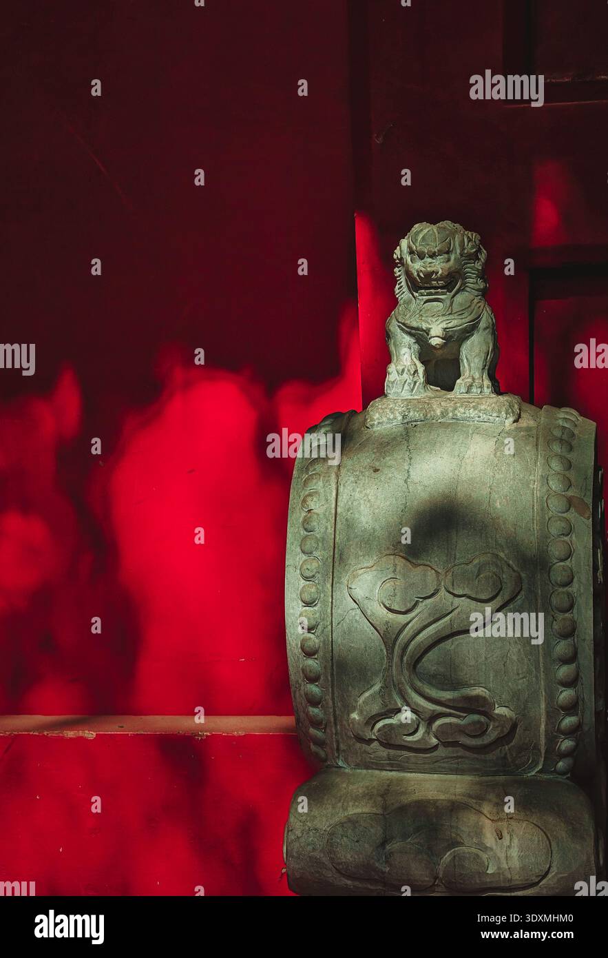 Foto ravvicinata di un elemento architettonico cinese con un design stilizzato a forma di drago, che cattura l'arte e l'artigianato tradizionali Foto Stock