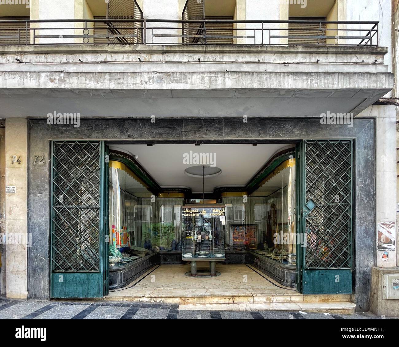 Boutique d'epoca nella vecchia medina di Tangeri, Marocco, fotografata il 27 febbraio 2027. Foto Stock