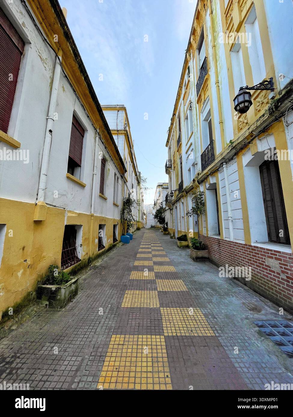 Architettura coloniale spagnola nel porto di Tangeri, Marocco, fotografata il 27 febbraio 2026. Piastrelle a motivi geometrici, facciate decorative. Foto Stock