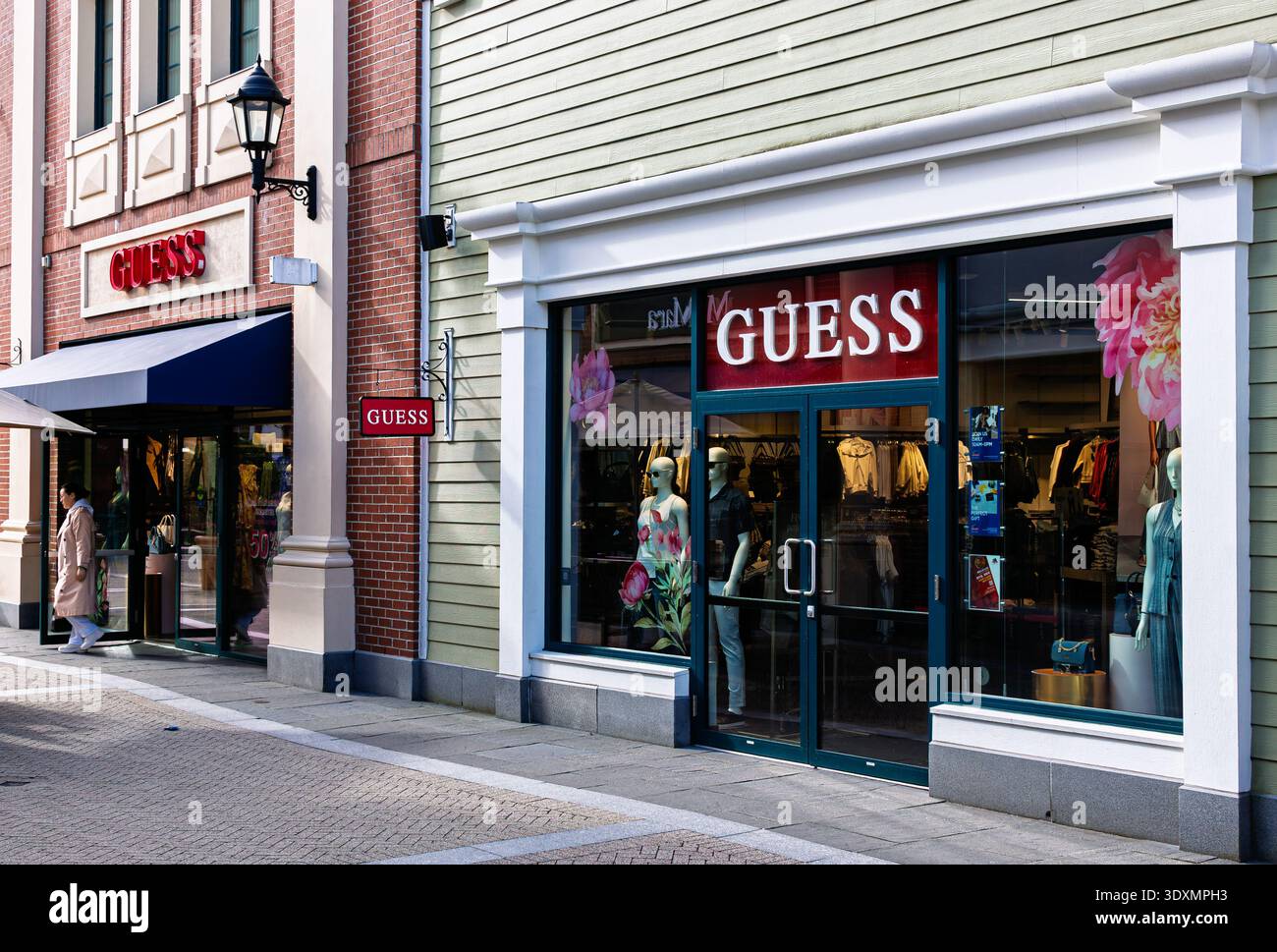 Tendenze eleganti all'outlet Guess di McArthurGlen, la principale destinazione per lo shopping di Vancouver. Foto Stock