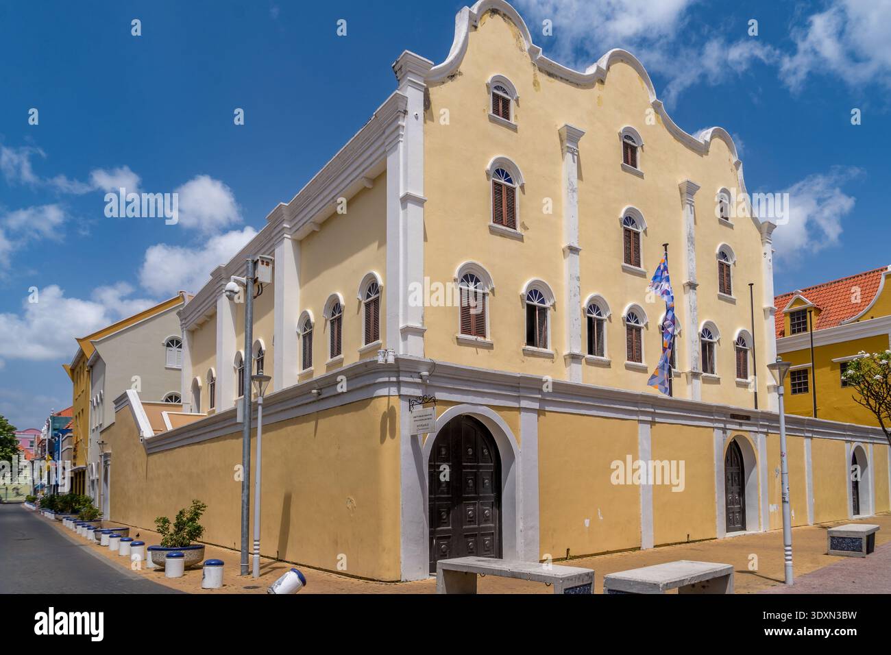Visita Mikvé Israel-Emanuel: Veduta esterna della famosa Sinagoga gialla di Curacao. Un capolavoro di architettura del XVIII secolo nel cuore di Willemstad Foto Stock