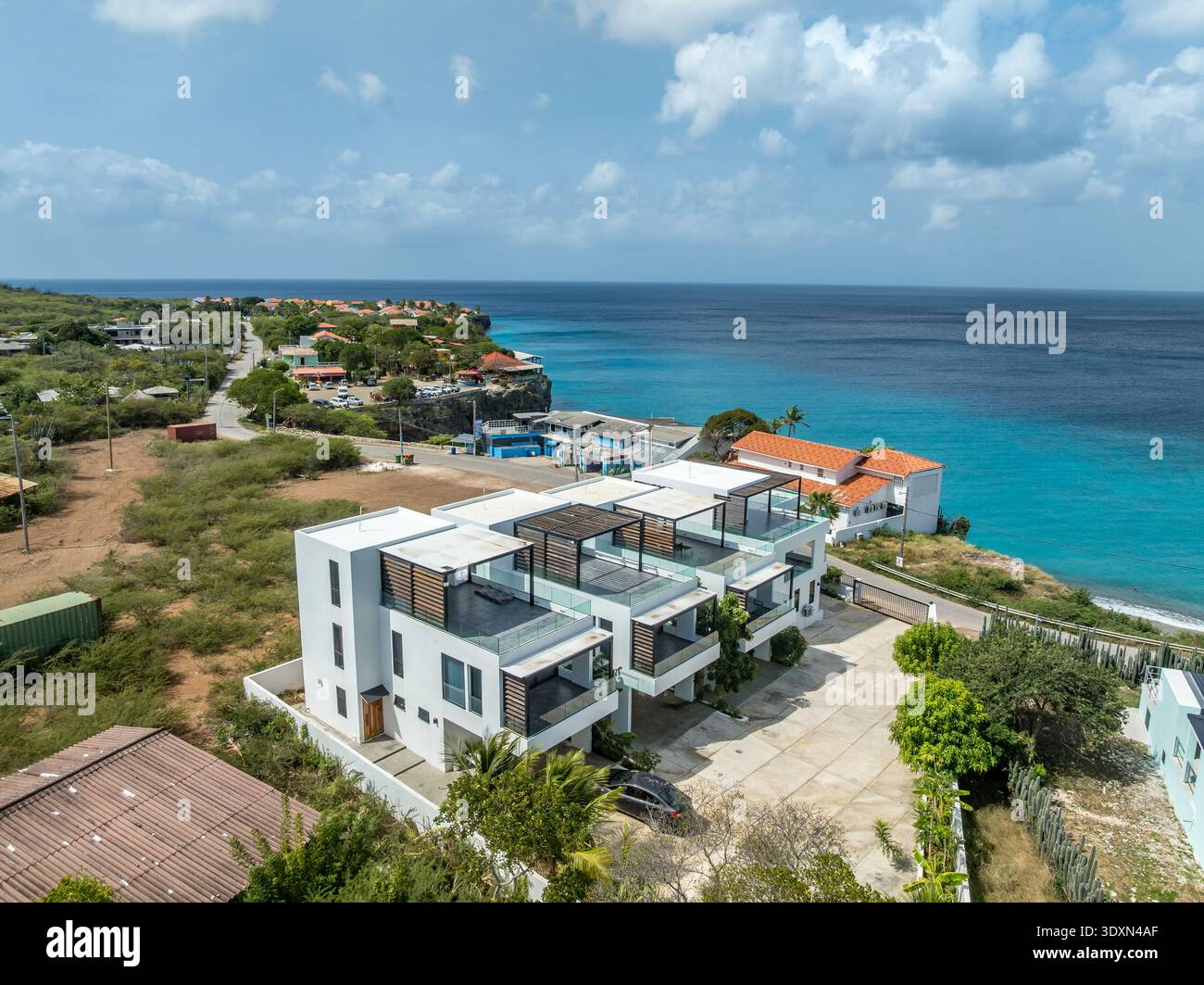Vista aerea della proprietà in affitto di appartamenti di lusso a Curacao con acqua turchese Foto Stock