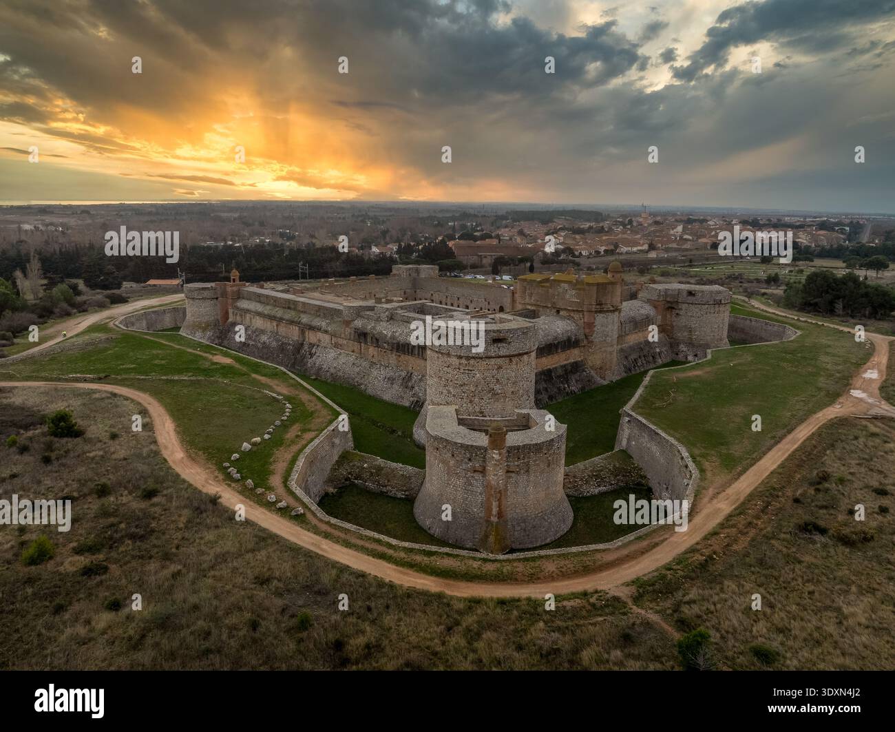 Vista aerea della fortezza di transizione di Salses sul confine francese con la Spagna, con un cielo colorato Foto Stock