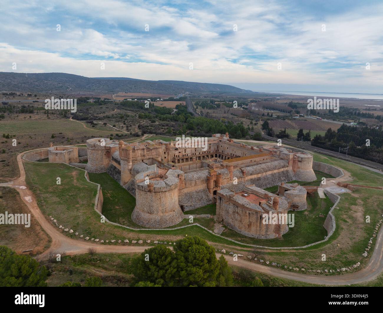 Visita Salses-le-Château: Capolavoro dell'architettura militare di transizione sul confine storico franco-spagnolo Foto Stock