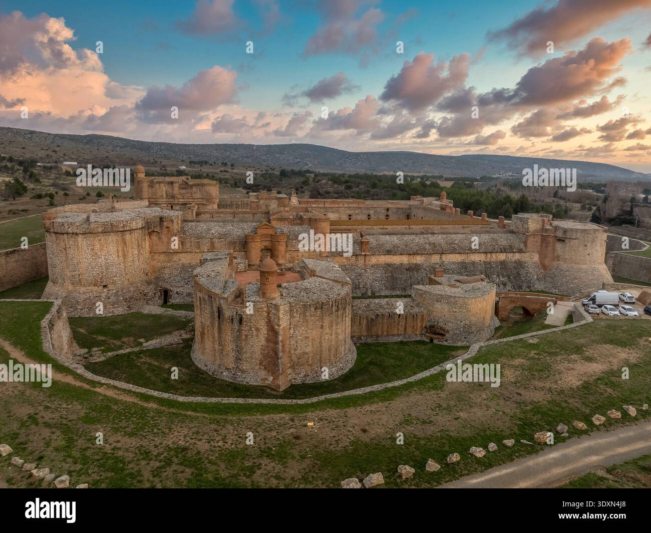 Vista aerea della fortezza di transizione di Salses sul confine francese con la Spagna, con un cielo colorato Foto Stock