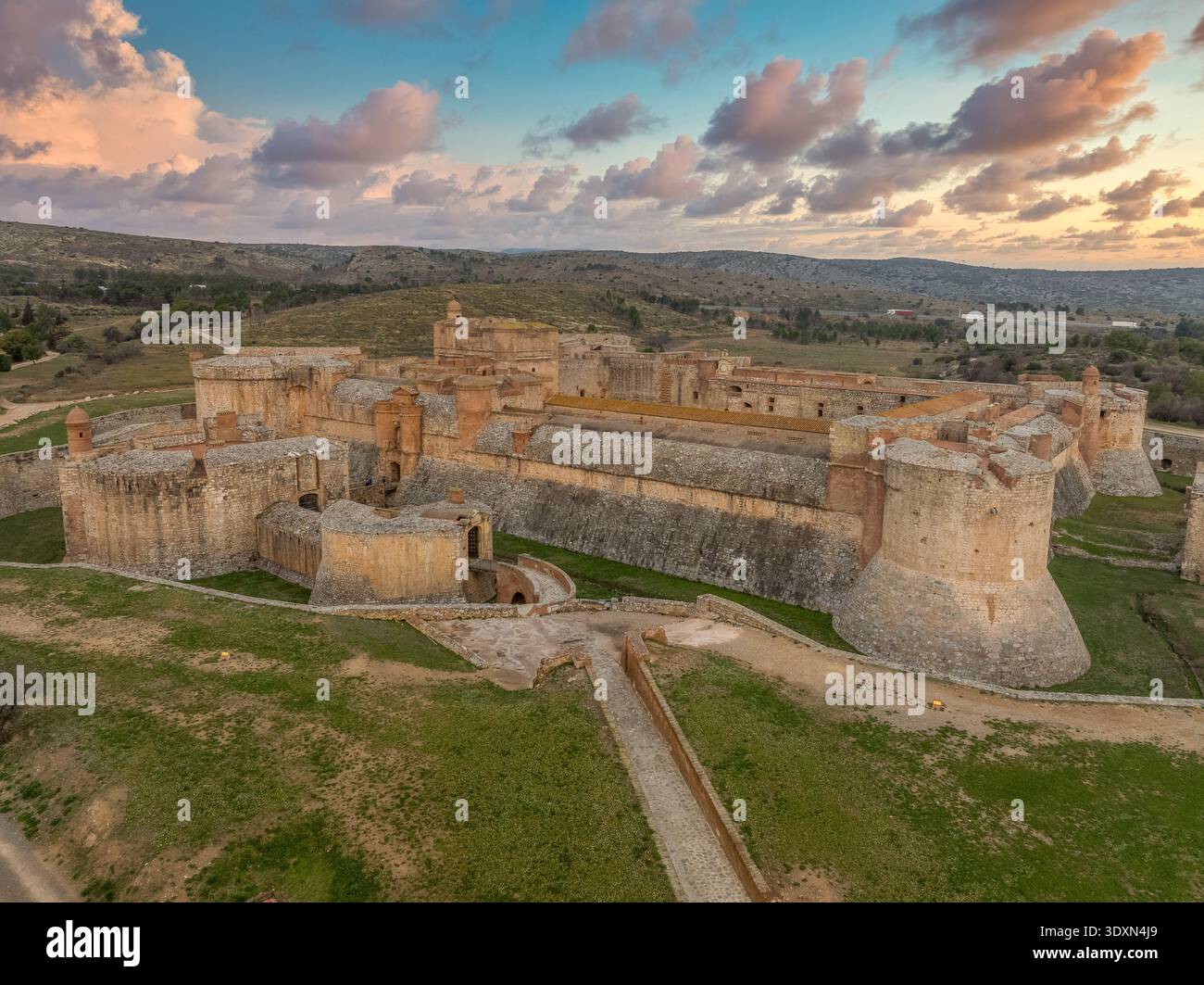 Visita Salses-le-Château: Capolavoro dell'architettura militare di transizione sul confine storico franco-spagnolo Foto Stock