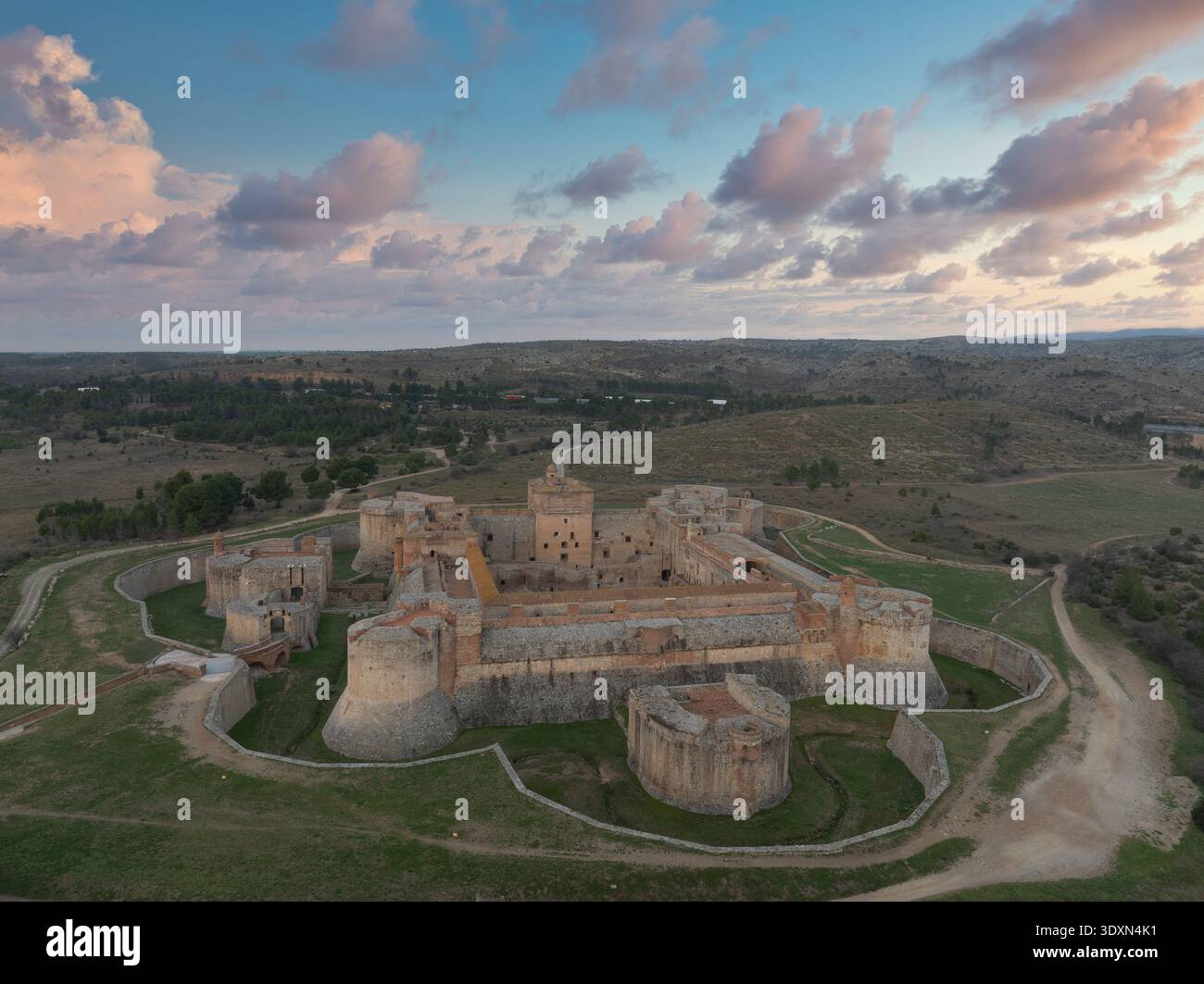 Visita Salses-le-Château: Capolavoro dell'architettura militare di transizione sul confine storico franco-spagnolo Foto Stock