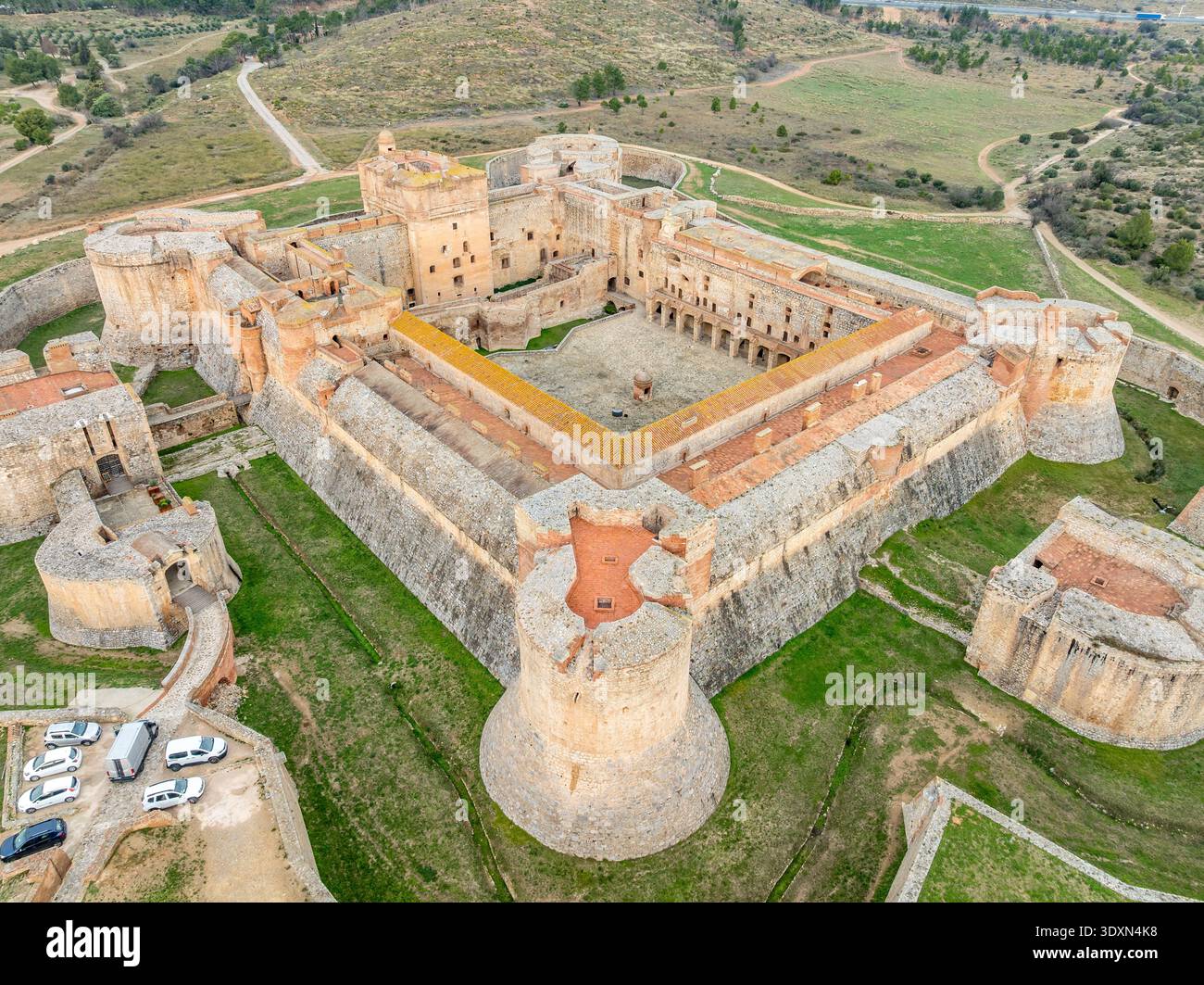 Vista aerea della fortezza di Salses: Esplorando l'architettura militare e la storia di questa iconica fortezza catalana nel sud della Francia Foto Stock
