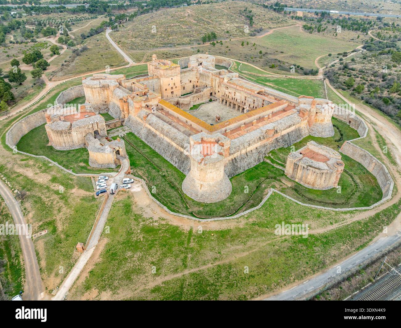 Vista aerea della fortezza di Salses: Esplorando l'architettura militare e la storia di questa iconica fortezza catalana nel sud della Francia Foto Stock