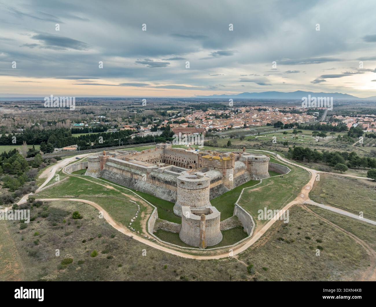 Vista aerea della fortezza di Salses: Esplorando l'architettura militare e la storia di questa iconica fortezza catalana nel sud della Francia Foto Stock