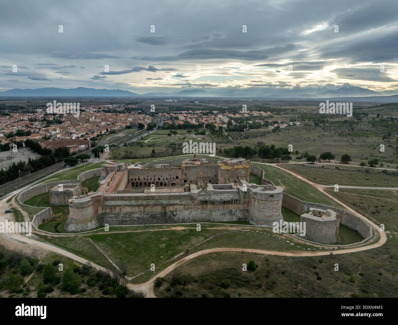 Visita Salses-le-Château: Capolavoro dell'architettura militare di transizione sul confine storico franco-spagnolo Foto Stock
