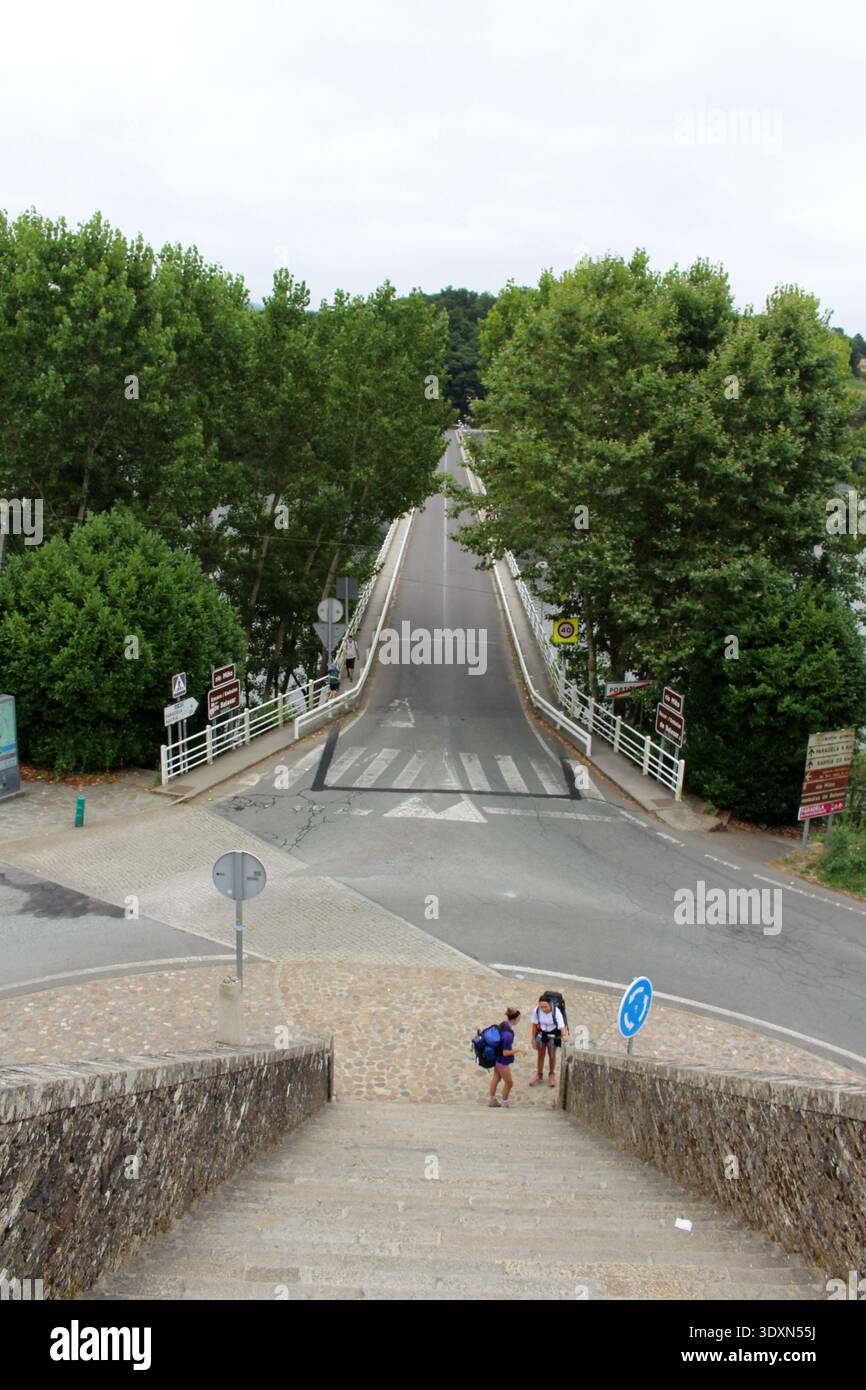 Scale in pietra ingresso a Portomarin luglio 2024 percorso dei pellegrini da Sarria Foto Stock