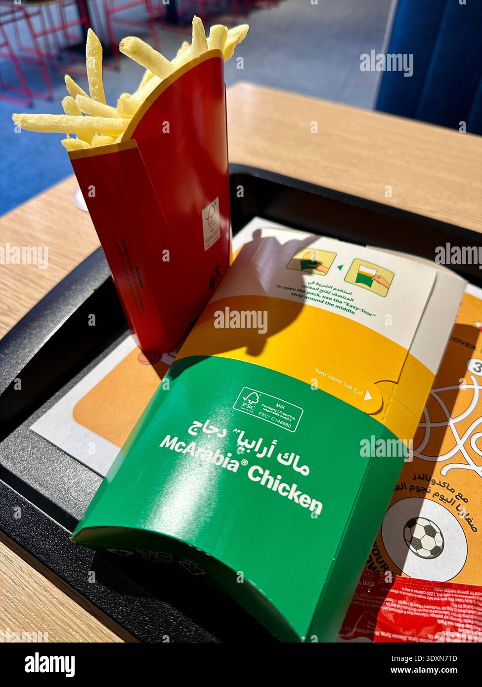 Pasto con pollo al McArabia al McDonalds Middle East Foto Stock