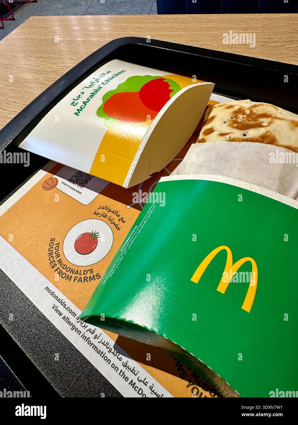 Pasto con pollo al McArabia al McDonalds Middle East Foto Stock
