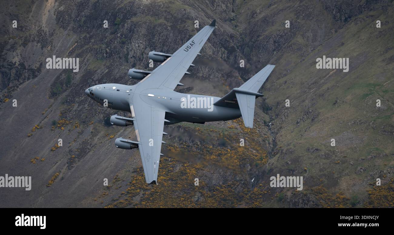 USAF C-17 95-0104 basso livello su LFA17 Regno Unito Foto Stock