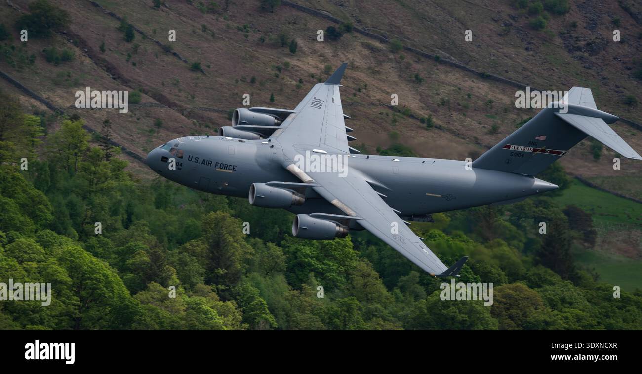 USAF C-17 95-0104 basso livello su LFA17 Regno Unito Foto Stock