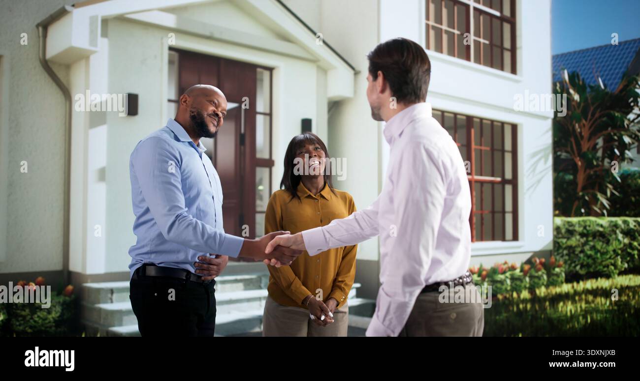 Un'amichevole coppia africana accoglie calorosamente il New Neighbor, condividendo storie e sorrisi Foto Stock