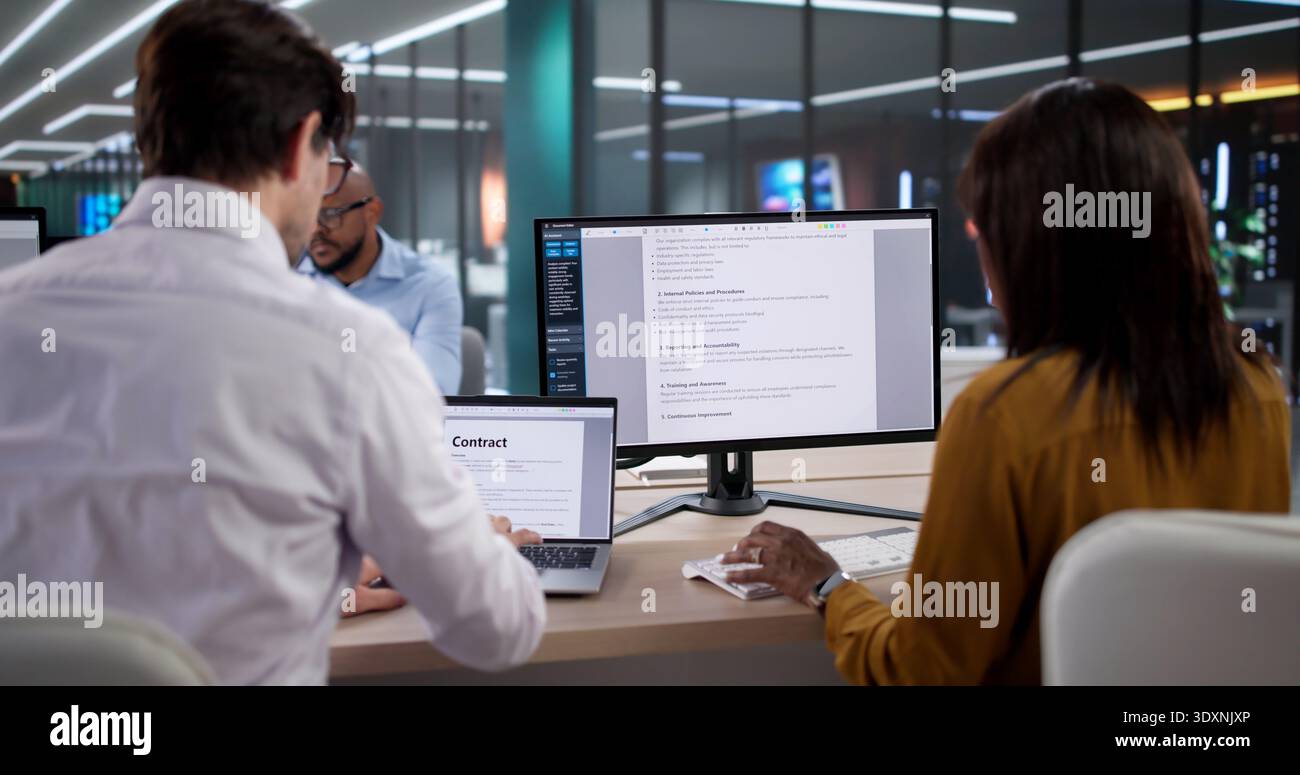Il team di conformità eterogeneo esamina i dati riservati dei pazienti sui notebook, garantendo la conformità alle normative sulla privacy e la sicurezza Foto Stock