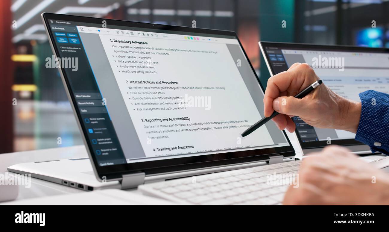 Avvocato che esamina il documento di conformità sul laptop, garantendo la riservatezza del paziente. Foto Stock