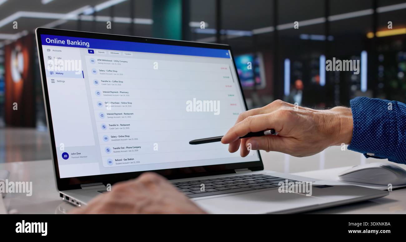 Uomo che compila il modulo elettronico per richiedere un conto bancario online Foto Stock