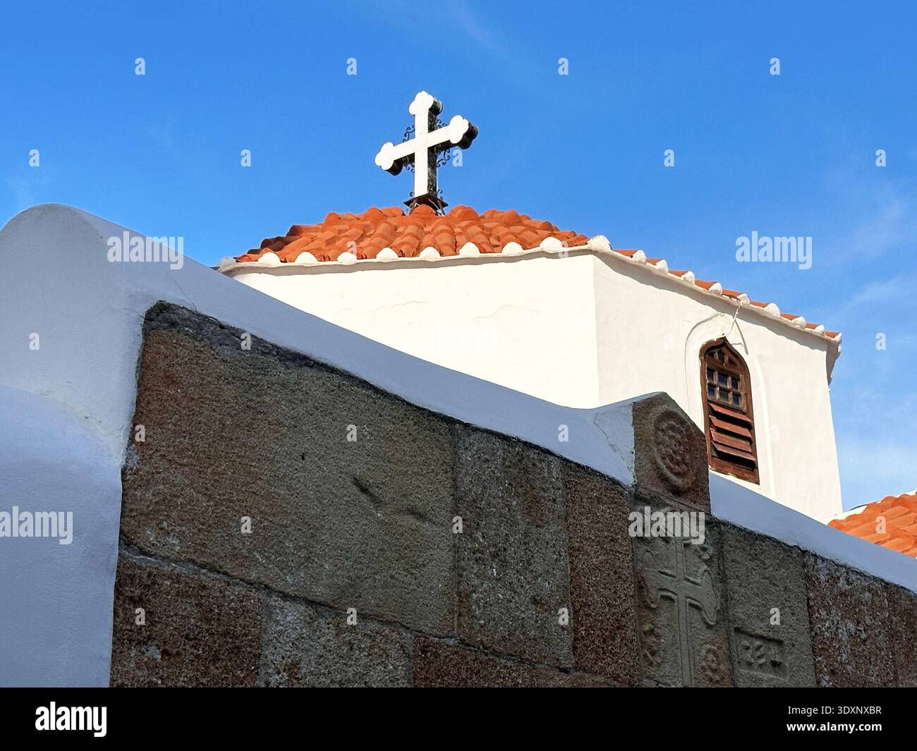 Chiesa della Santa Vergine (Panagia) chiesa torre guglia nella città di Lindos sull'isola di Rodi, Grecia Foto Stock
