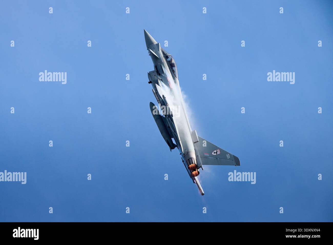 Il RAF Typhoon display che si esibisce al Flying finale di IWM Duxford e si arrampica ad alta velocità Foto Stock