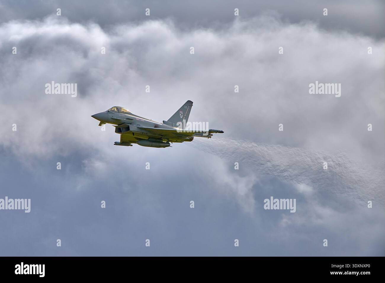 Il RAF Typhoon display si esibisce al Flying finale di IWM Duxford effettuando un passaggio ad alta velocità Foto Stock