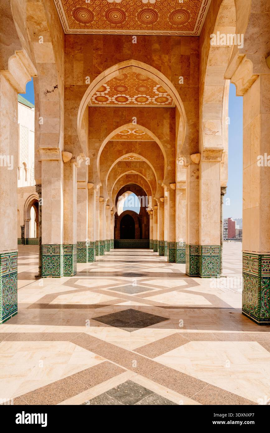 Moschea di Hassan II, Casablanca: Grandi archi e colonne a mosaico mostrano arte islamica marocchina Foto Stock