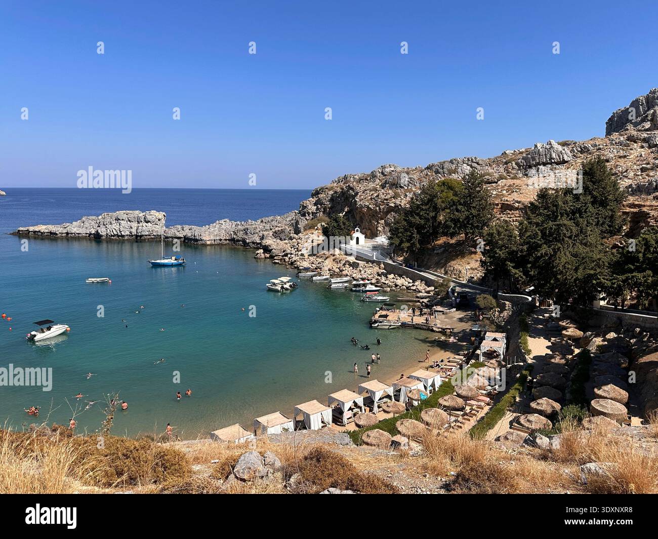 Agios Pavlos Beach nella famosa baia di Saint Paul sull'isola di Rodi. C'è una chiesa dedicata a San Paolo. E' appena a sud di Lindos. Foto Stock