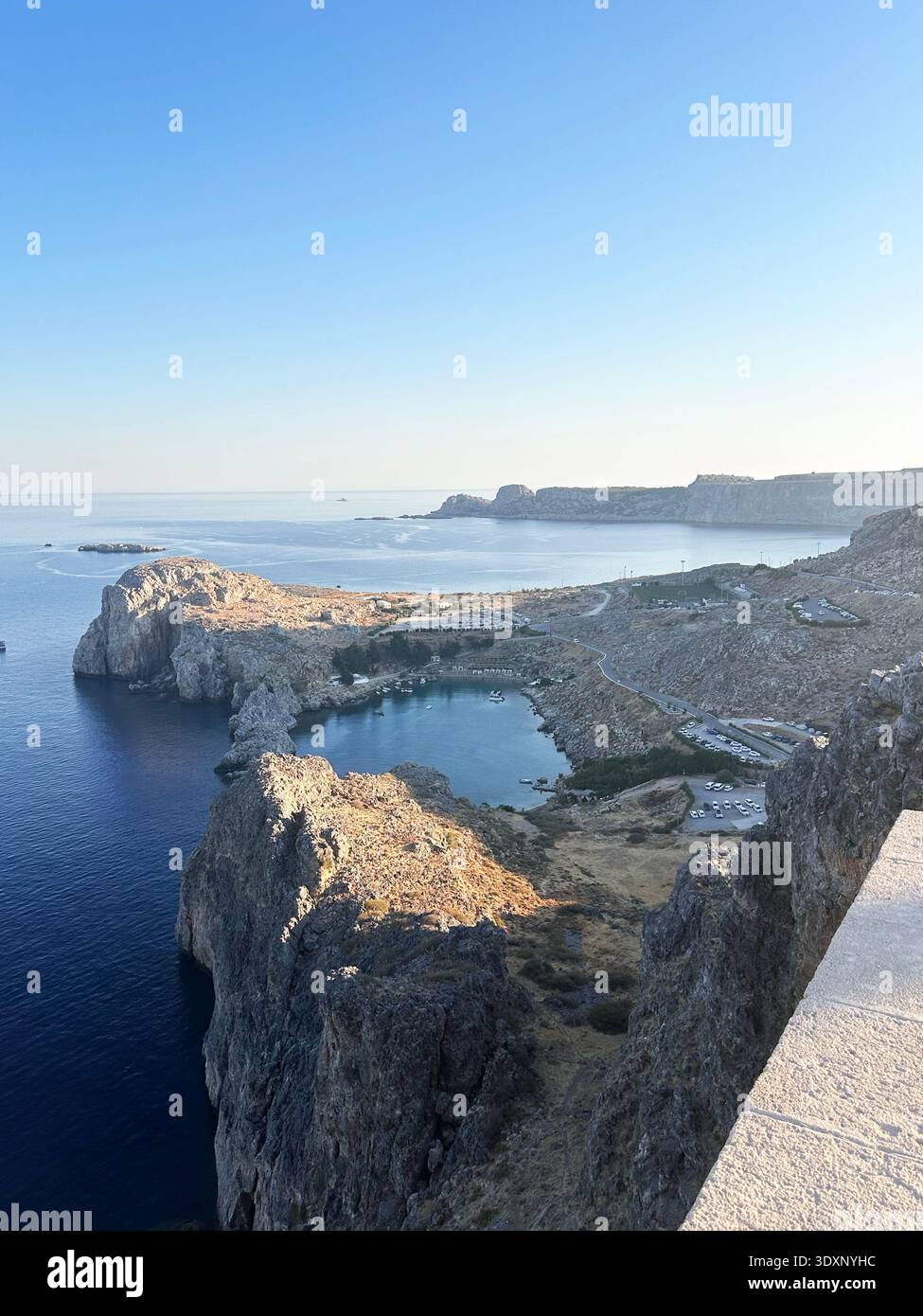 Agios Pavlos Beach nella famosa baia di Saint Paul sull'isola di Rodi. C'è una chiesa dedicata a San Paolo. E' appena a sud di Lindos. Foto Stock