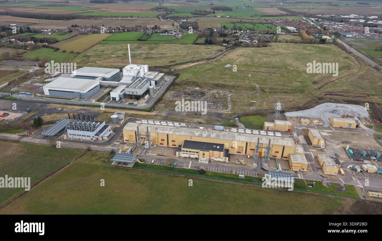La vista aerea della Brigg Renewable Energy Plant è in netto contrasto con i campi verdi circostanti, la sua facciata industriale è un monumento alla moderna e moderna Foto Stock