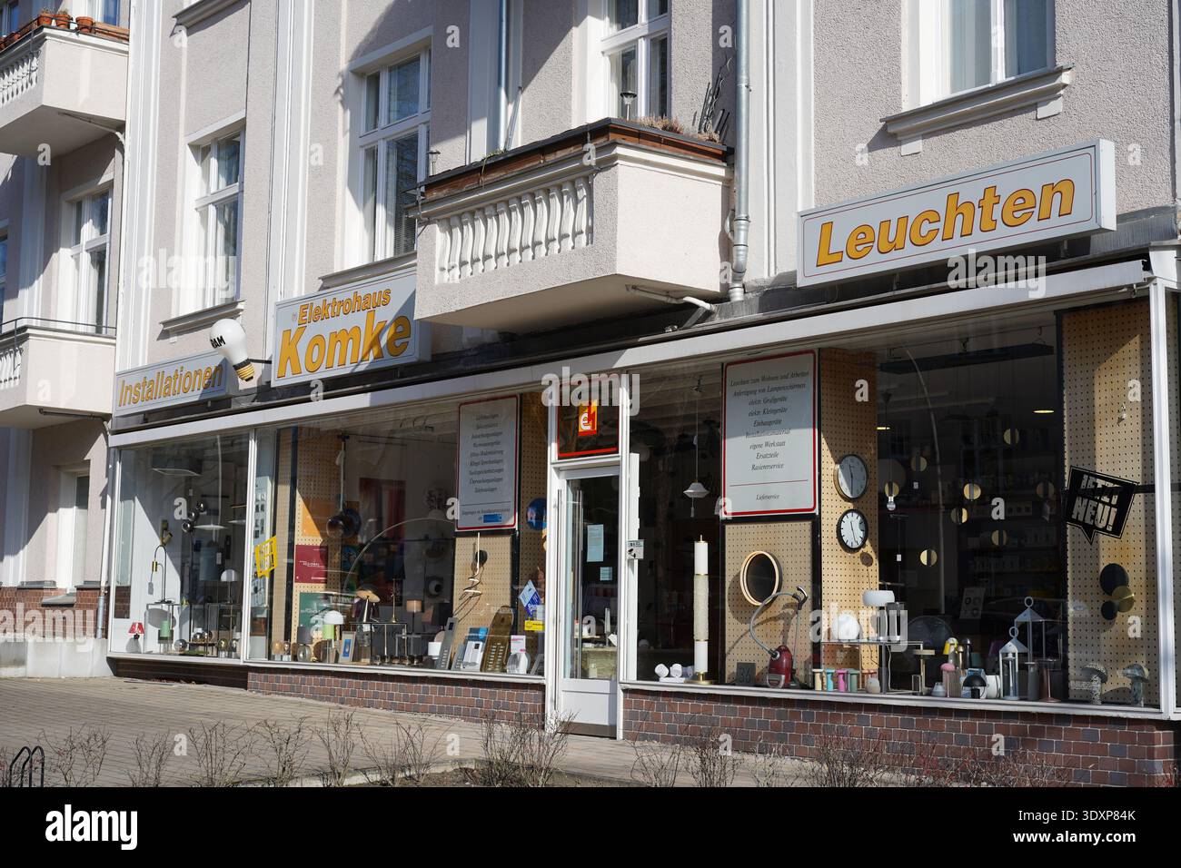 Berlino, Germania - 28 febbraio 2026: Vista esterna di "Elektrohaus Komke", un negozio di apparecchi elettrici tradizionali e di illuminazione a Lichterfelde. Foto Stock