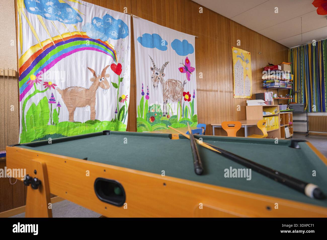 In una stanza con decorazioni per bambini, c'è un tavolo da biliardo, supervisione dei compiti, Schlehengaeu Grund Schule Gechingen, quartiere Calw, Germania Foto Stock