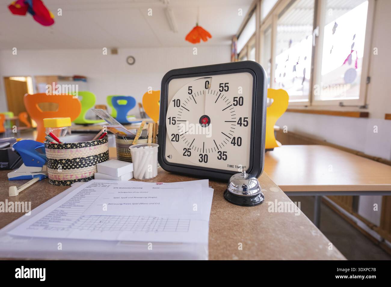 Orologio e documenti su una scrivania da ufficio in una sala moderna, finestre luminose, supervisione dei compiti, Schlehengaeu Grund Schule Gechingen, quartiere Calw, Germania Foto Stock