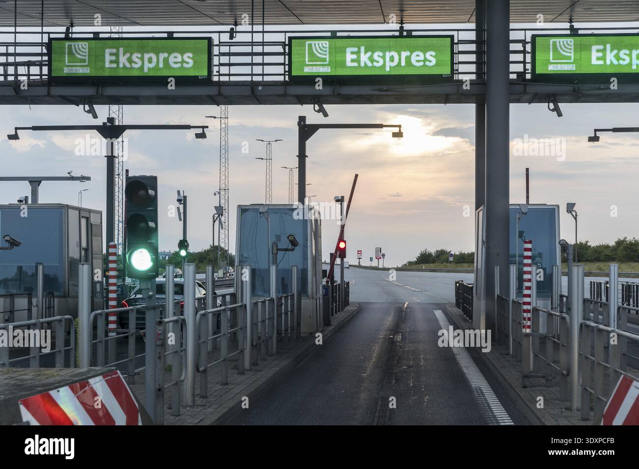 Casello di fronte all'attraversamento del ponte Storebelt, East Bridge, Danimarca Foto Stock