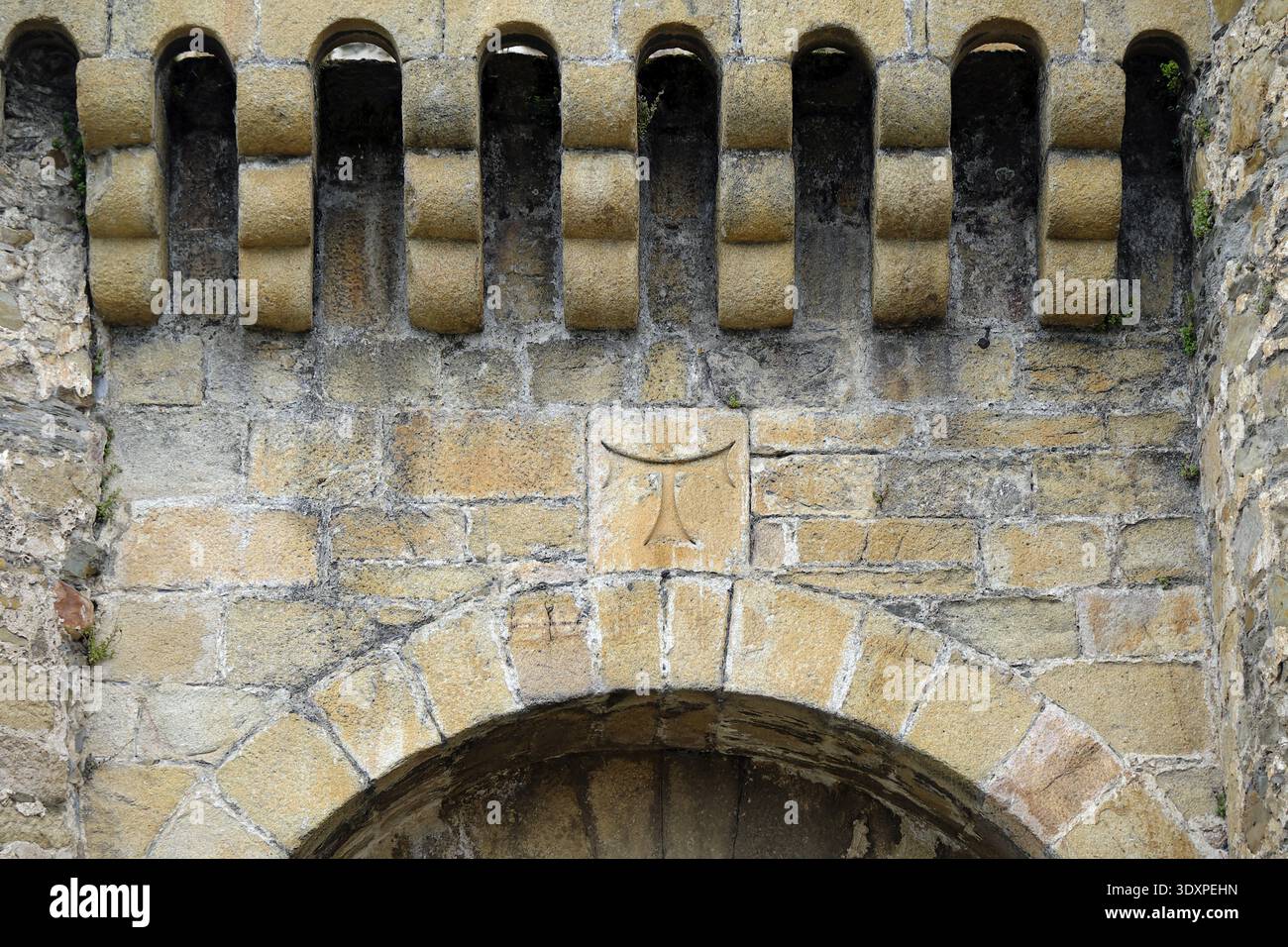 Cartello Templare sopra la porta d'ingresso al castello Templare di Ponferrada (Castello de Ponferrada), Camino Frances, via spagnola di San Giacomo, Castiglia y Foto Stock