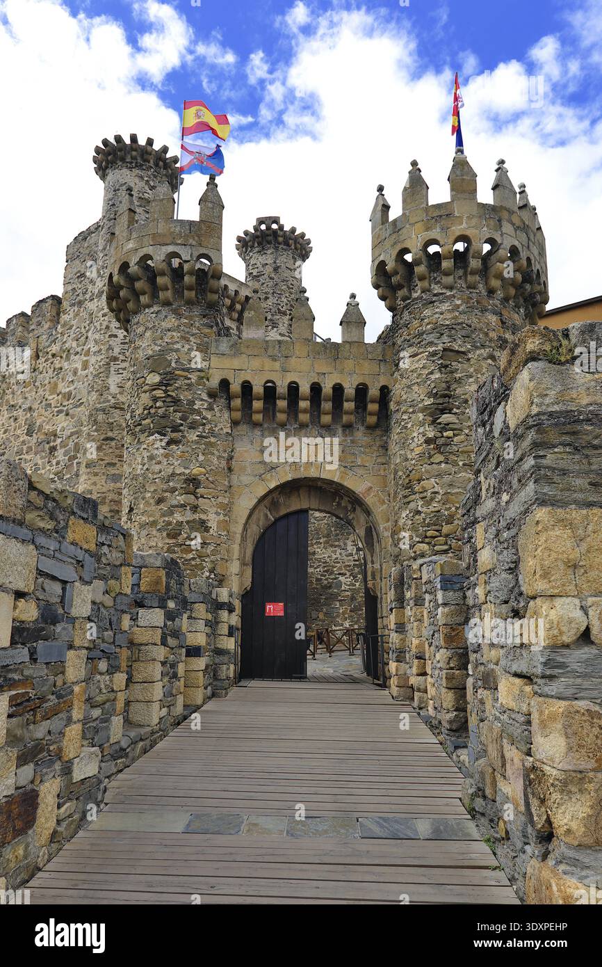 Porta d'ingresso al castello dei Templari di Ponferrada (Castello de Ponferrada), Camino Frances, via spagnola di San Giacomo, Castilla y Leon, Spagna Foto Stock