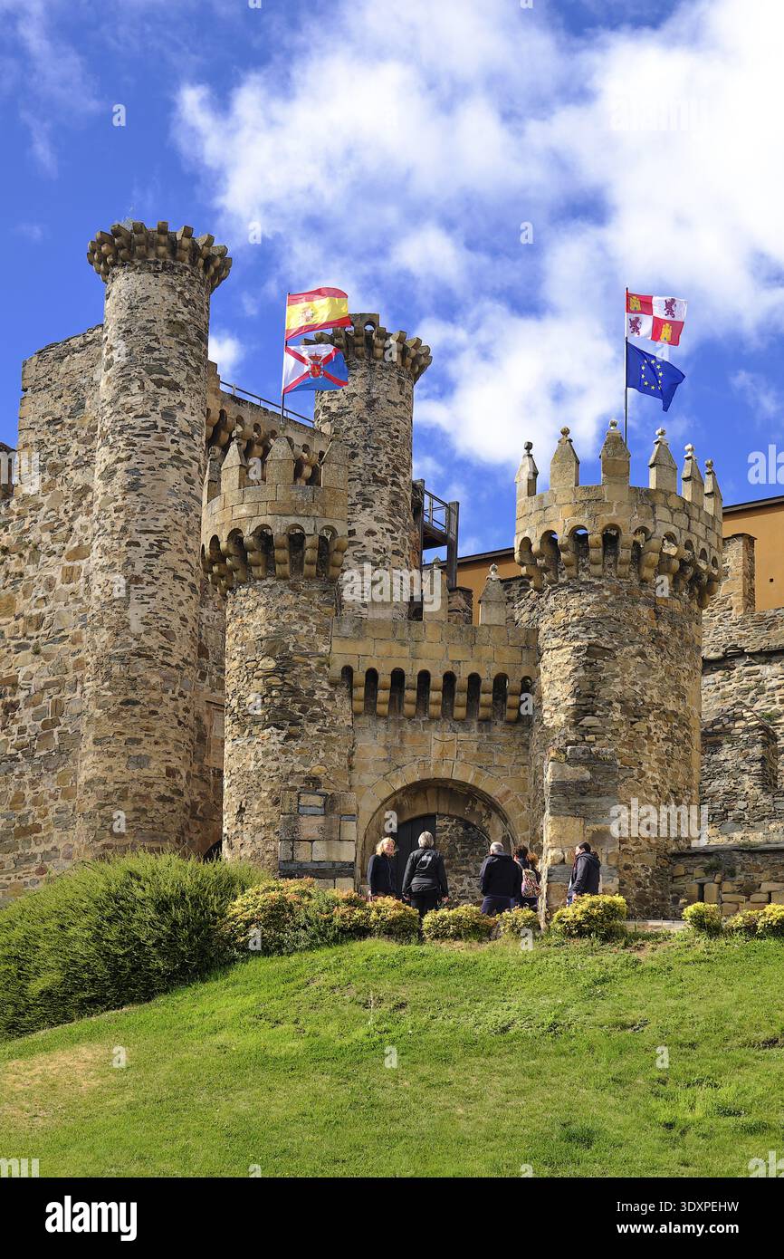 Castello Templare a Ponferrada (Castello de Ponferrada), Camino Frances, via spagnola di San Giacomo, Castilla y Leon, Spagna Foto Stock