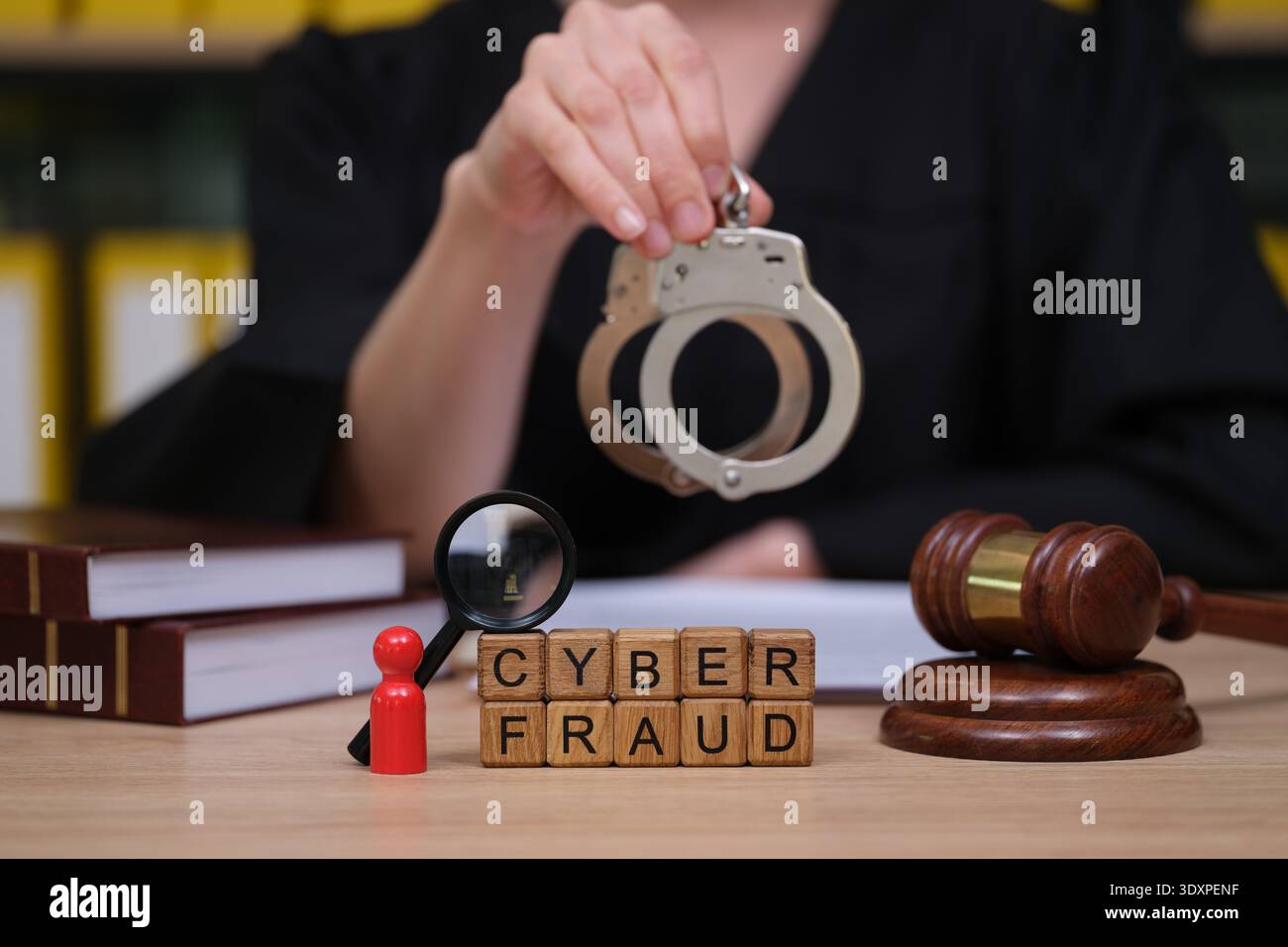 La scena del tribunale rivela che il giudice affronta la questione della frode informatica con manette e martelletti come simboli di giustizia e responsabilità Foto Stock