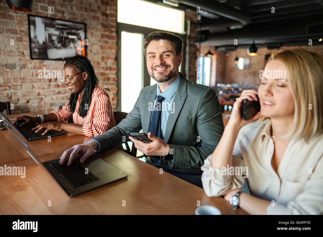 Colleghi d'affari che lavorano insieme in un bar Foto Stock