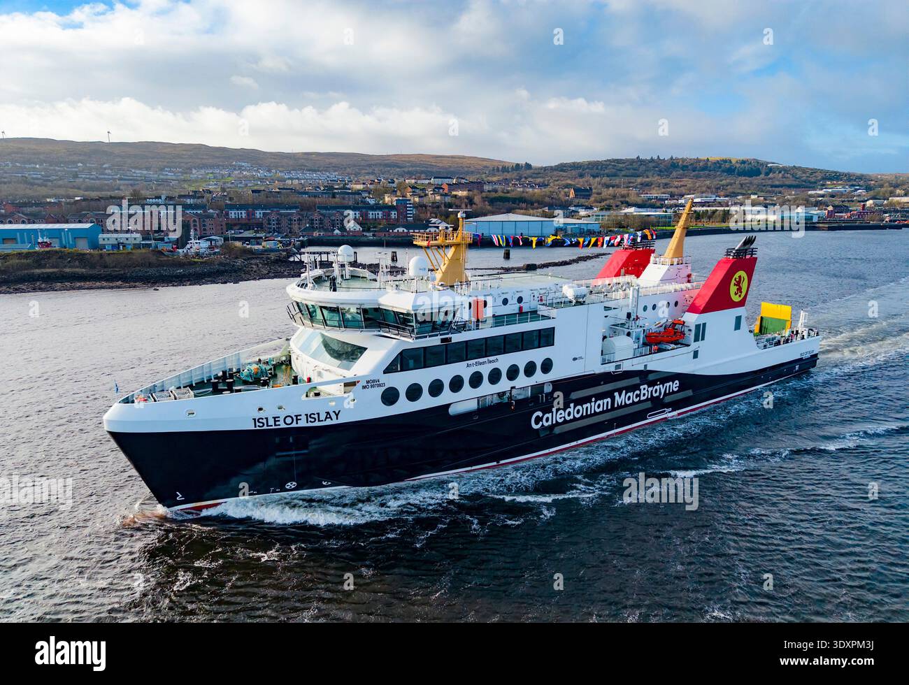 22 febbraio 2026. New Caledonian MacBrayne Ferry Isle of Islay arriva a Greenock, in Scozia, dal cantiere navale turco. Foto Stock