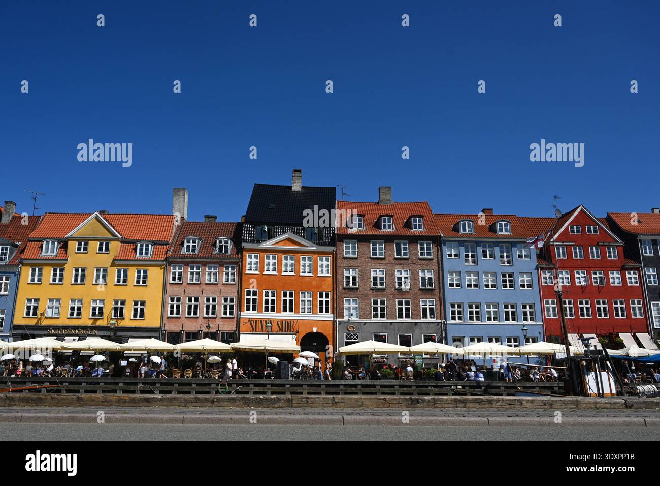 Copenaghen, Danimarca - 1 agosto 2024: Porto nuovo (Nyhavn), canale e quartiere dei divertimenti a Copenaghen, Danimarca. Foto Stock