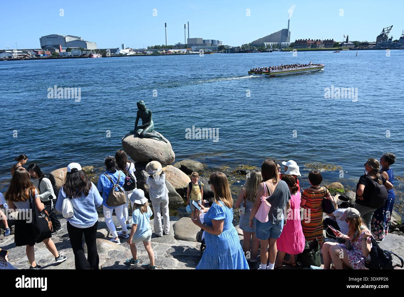Copenaghen, Danimarca - 1 agosto 2024: Folla di turisti vicino alla statua della Sirenetta di Copenaghen. Foto Stock