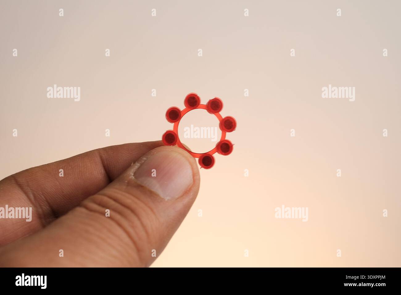 Bassora, Iraq - 4 marzo 2026: Vista ravvicinata dei tappi ad anello di plastica rossi Foto Stock