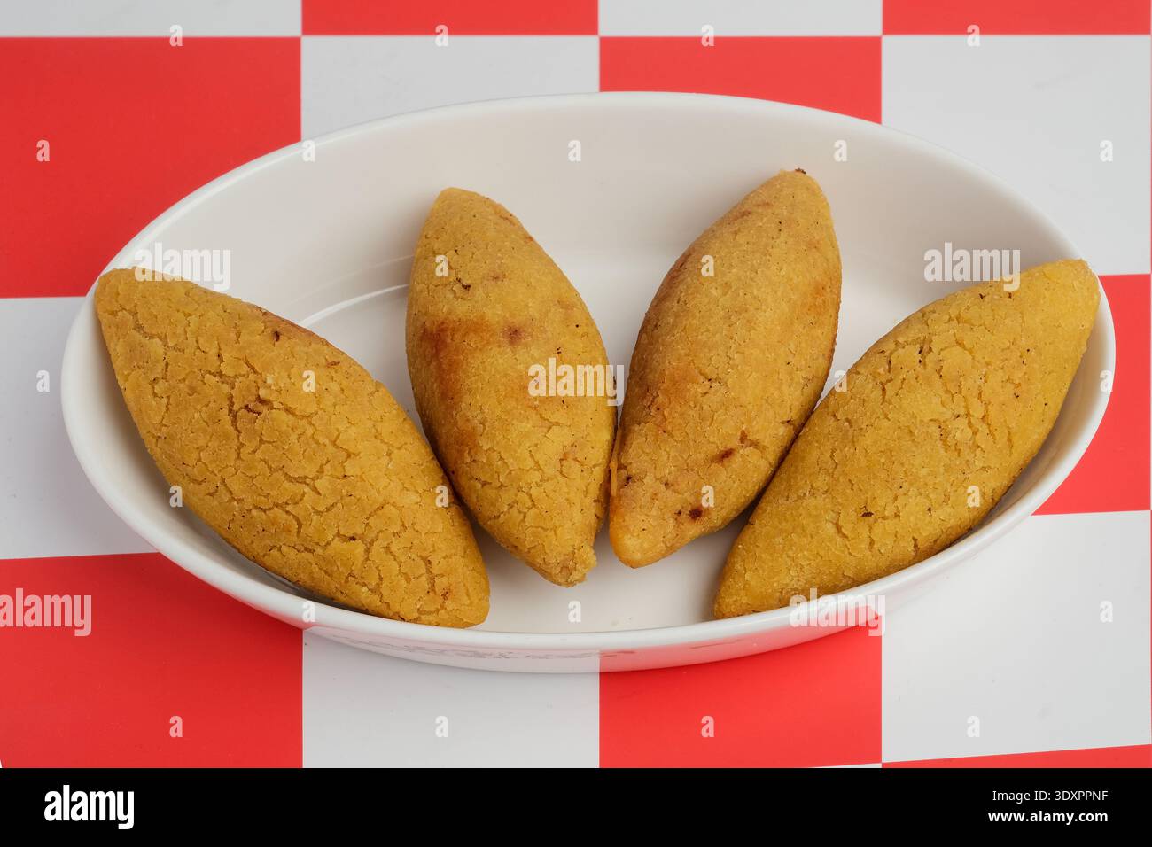 Quattro antipasti fritti Golden Kibbeh serviti su un piatto bianco Foto Stock