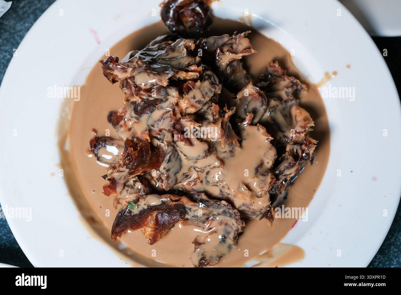 Dolci datteri iracheni di Barhi conditi con crema di sesamo Tahini Foto Stock